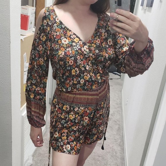 Farm Rio Cold Shoulder Floral Rare V Neck Romper - Picture 3 of 10